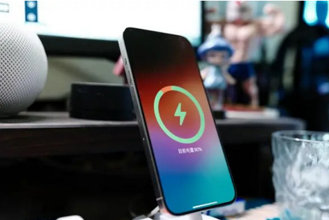 南昌苹果15换屏服务分享用什么充电器给iPhone15充电更好 